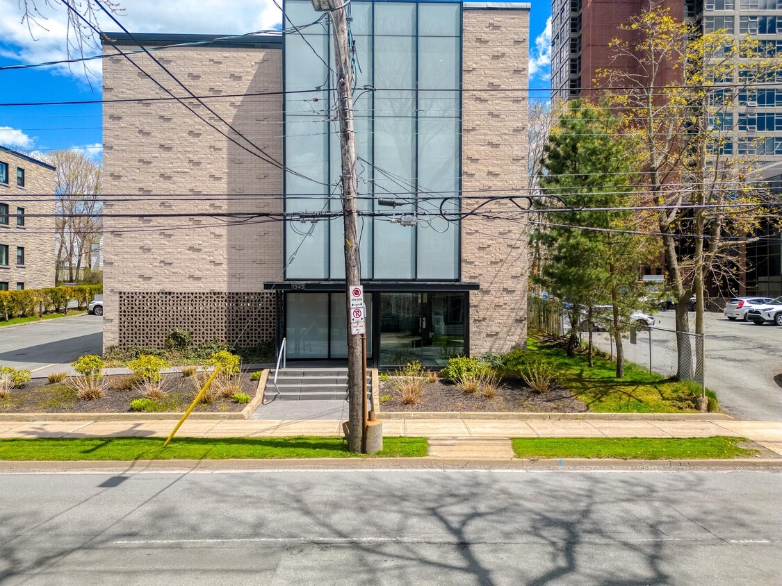 Building Photo - 1545-1545 Oxford St