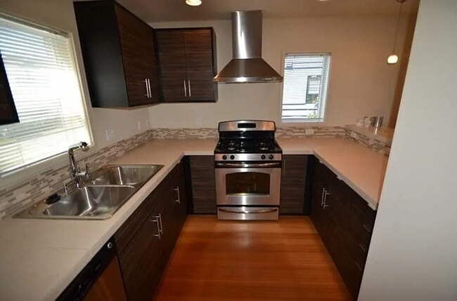 Building Photo - Two Bedroom, One and a Half Bath Townhome - Right Next to Fairmount Park