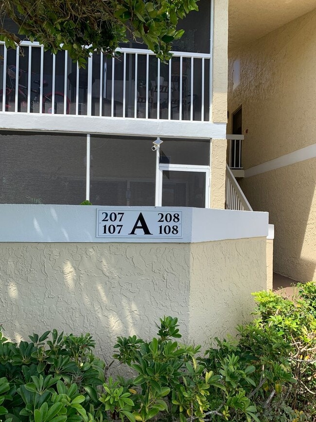 Building Photo - 1565 SE Royal Green Cir