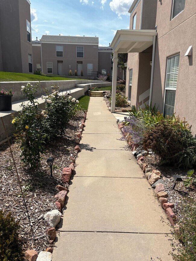 Foto del edificio - 2 Bedroom Lower Level Unit - ALL UTILITIES...