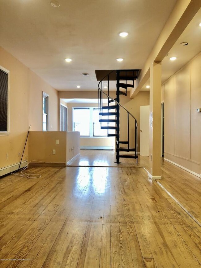 Foto del edificio - 3 bedroom in Staten Island NY 10305