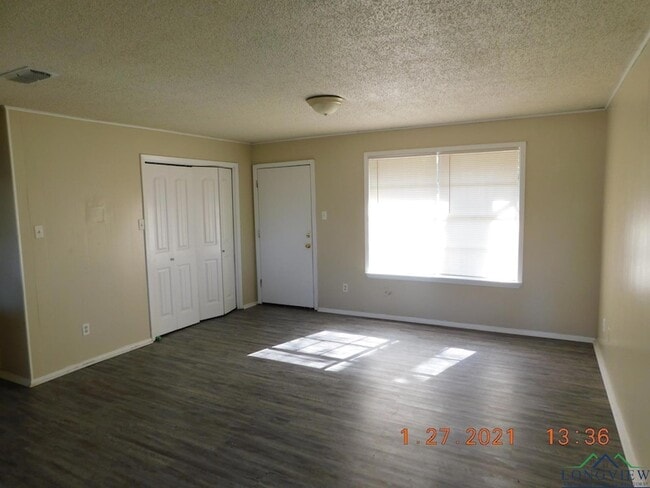 Building Photo - 605 Circle Dr