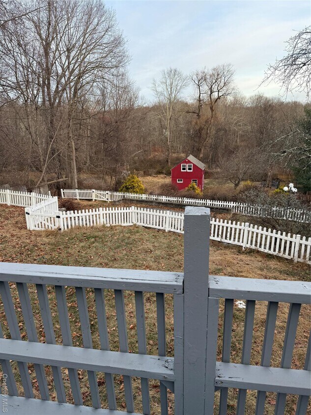 Foto del edificio - 92 Spook Rock Rd