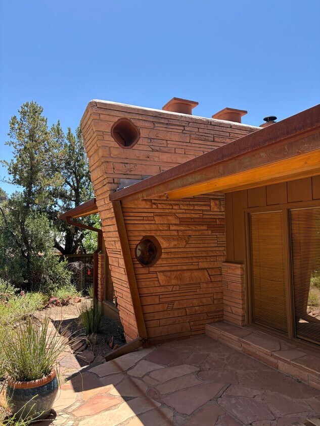 Foto principal - Unfurnished, 1-Year Long-Term Rental
