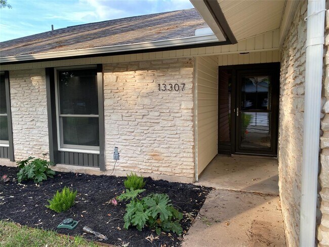 Foto del edificio - 13307 Effingham St
