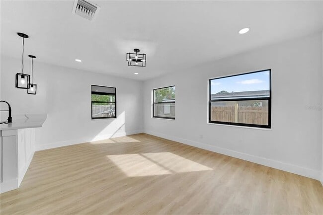 Foto del edificio - 3033 28th St N