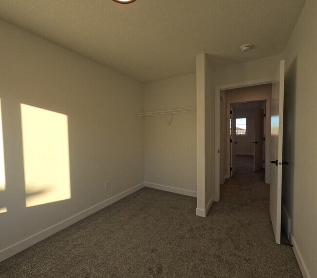 Photo du bâtiment - 18120-18128 28 Ave SW