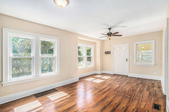 Foto del edificio - $1350 Eastwood 2-Bed/1-Bath Ranch, Basement, Large, Fenced yard - Ask about our no security depos...