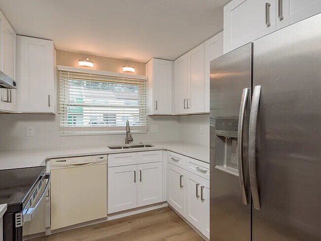 Foto del edificio - 2980 S Pines Dr