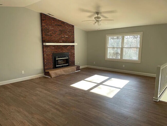Building Photo - 300 Oak Wood Ln