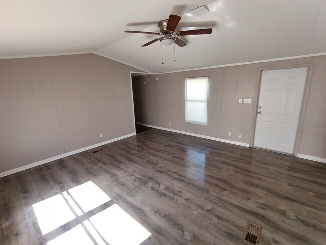 Foto del edificio - 3 Bedroom/2 Bathroom Home on a Large Lot