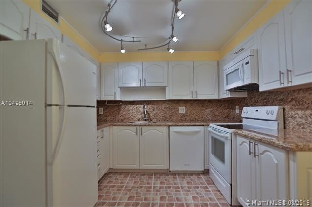 Foto principal - 16300 Golf Club Rd