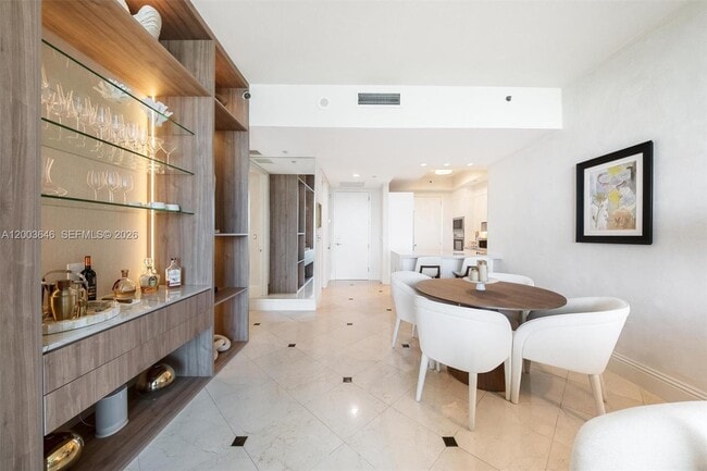 Foto del edificio - 100 South Pointe Dr