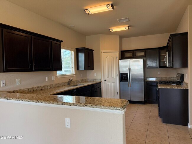 Building Photo - 5601 Valley Maple Dr
