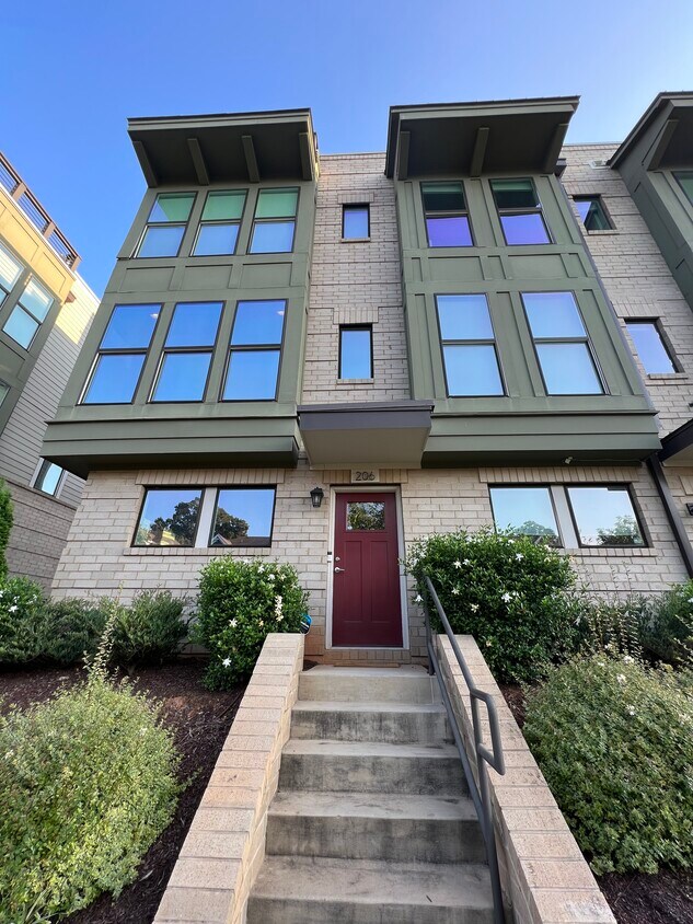 Primary Photo - 206 Wesley Heights Way