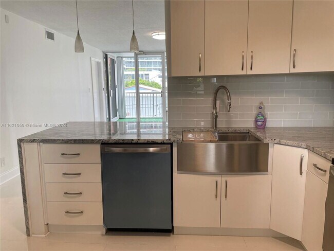 Foto del edificio - 2200 NE 33rd Ave
