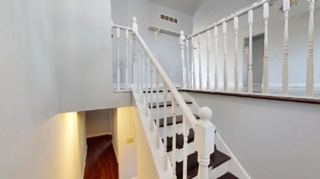 Foto del edificio - 4-Bedroom Split-Level Updated Home with Garage, Deck, and Large Backyard