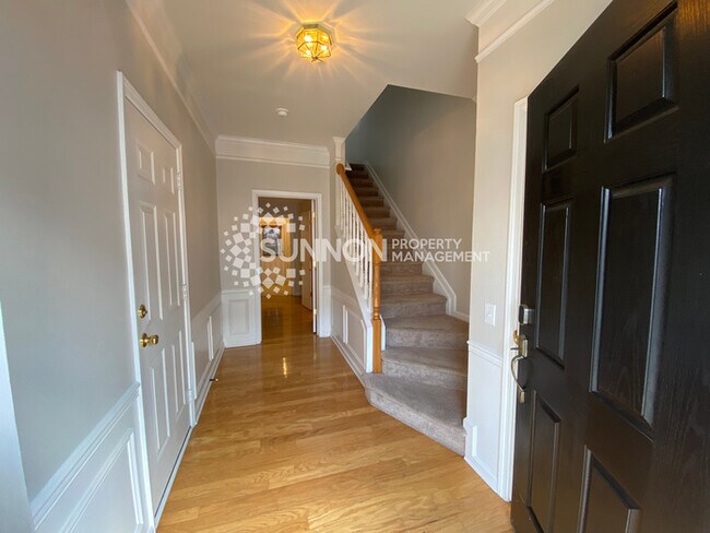 Building Photo - Spacious 2 BR + Den 3 BA Townhome