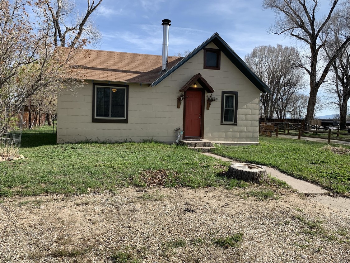 116 W Farm Ave, Saratoga, WY 82331 House Rental in Saratoga, WY