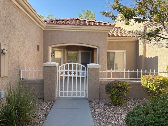 Building Photo - Charming Sun City Summerlin Townhome