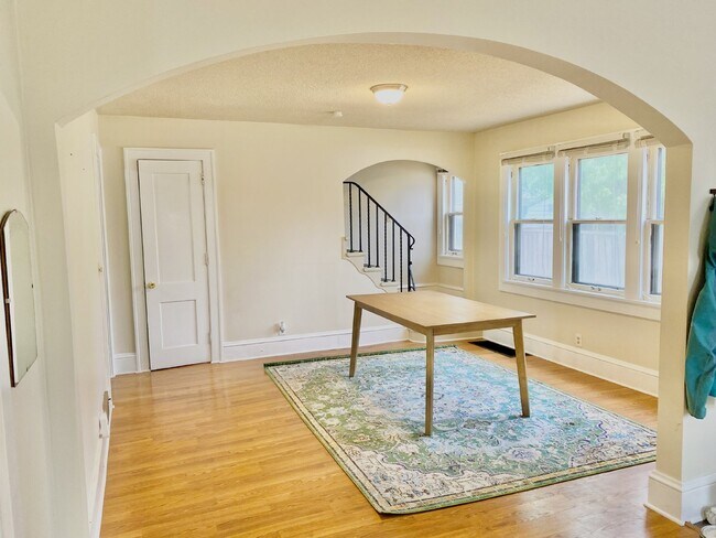 Building Photo - Adorable 4 Bed | 2 Bath in Longfellow