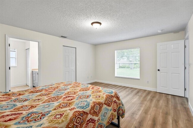 Foto del edificio - 64 Radcliffe Dr