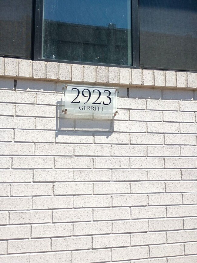 Building Photo - Stunning 4-Bedroom Townhome in Grays Ferry! Available NOW!