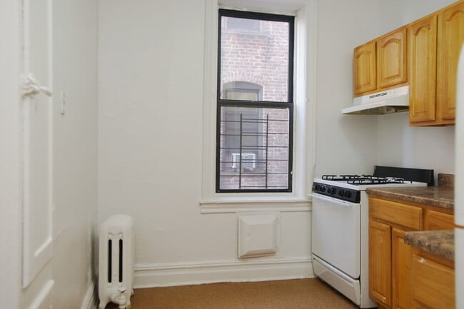 Building Photo - 1315 W 7th St