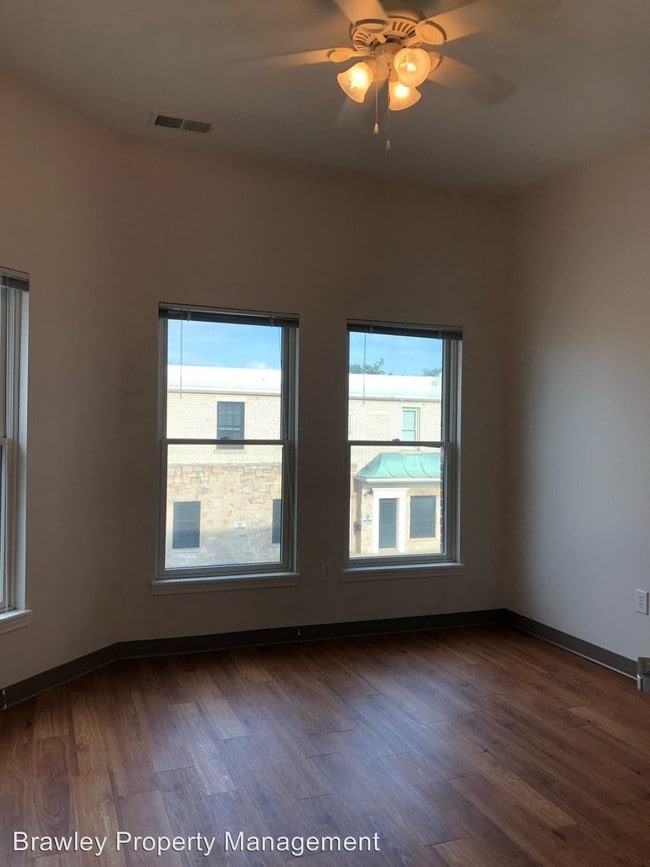 Building Photo - 116 E 3rd St