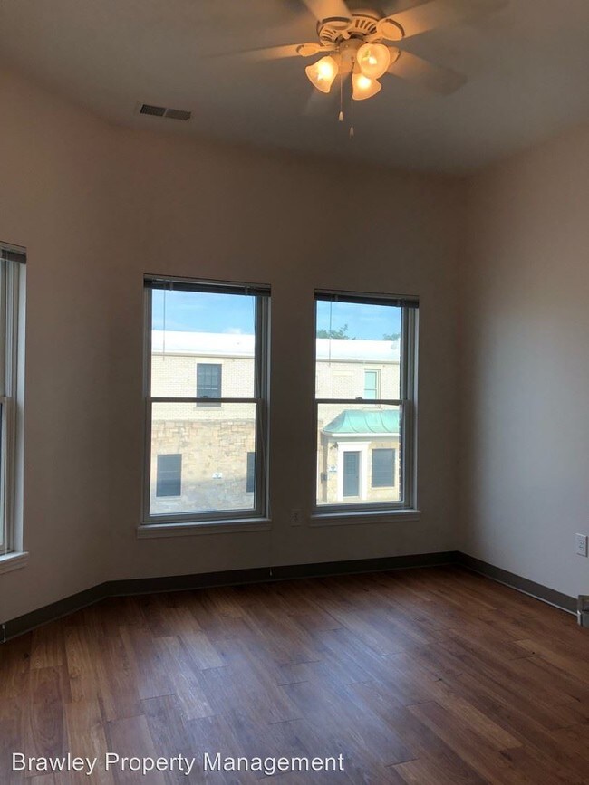 Foto del edificio - 116 E 3rd St