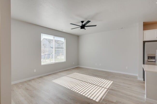 Building Photo - This 3 bedroom/2.5 bath townhome is ready for you!