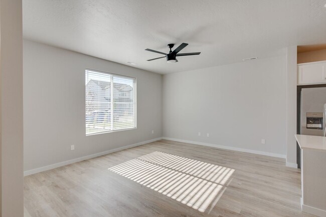 Foto del edificio - This 3 bedroom/2.5 bath townhome is ready for you!