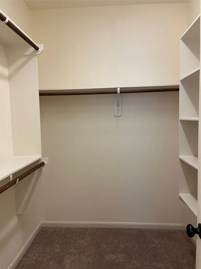 Foto del edificio - 12250 La Strada St