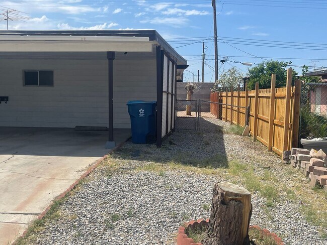 Foto del edificio - Classic 3Bed/2Bath single story home located near Boulder Highway