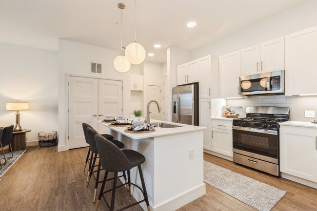 Foto del edificio - 555 Lakeview Pkwy