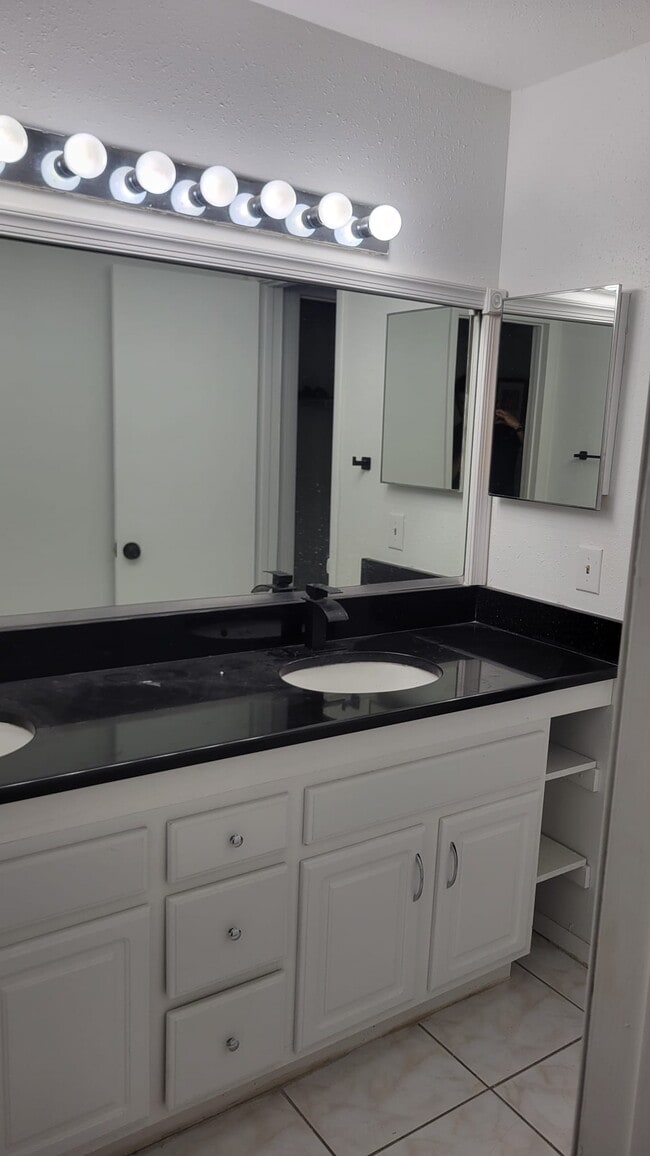 Building Photo - 117 Chicago Woods Cir