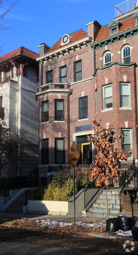 Foto del edificio - 1787 Lanier Pl NW