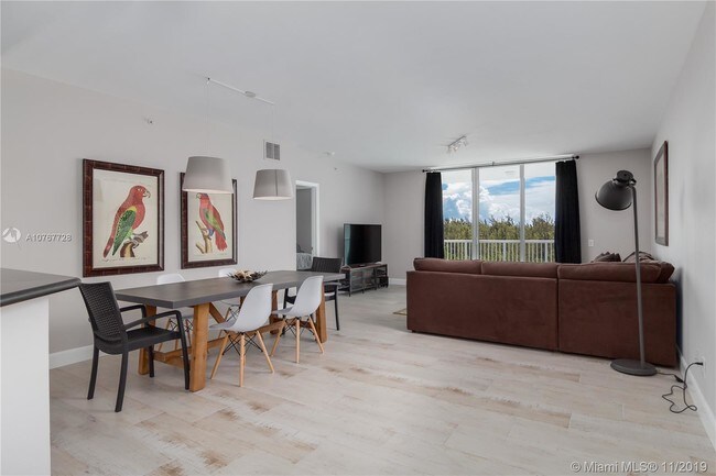 Foto del edificio - 14951 Royal Oaks Ln