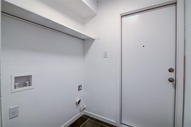 Foto del edificio - 8112 West Gate Blvd