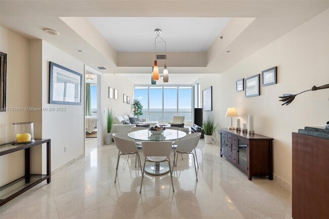 Foto del edificio - 100 South Pointe Dr