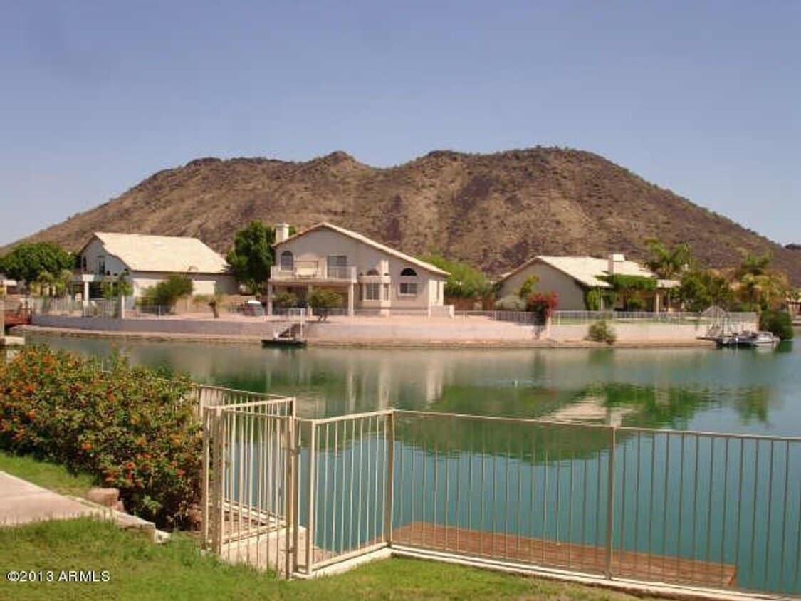 Foto del edificio - Charming 3 Bed 2 Bath Lakefront home in Gl...