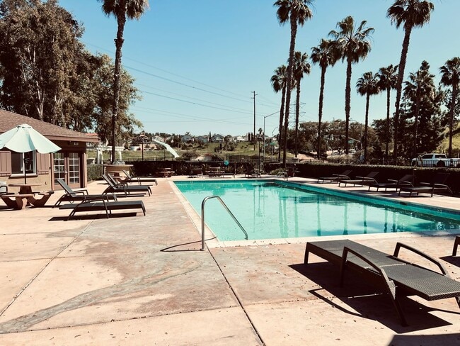 Foto del edificio - Recently Reduced Price- Chula Vista 3 Bedroom 2.5 bath townhome style corner unit