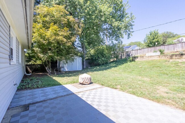 Foto del edificio - Spacious 4 BR/2 BA Single-Family Home in B...