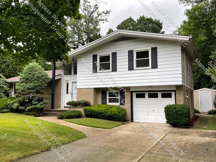 Primary Photo - Upper Northwest Side 3 Bedroom Home