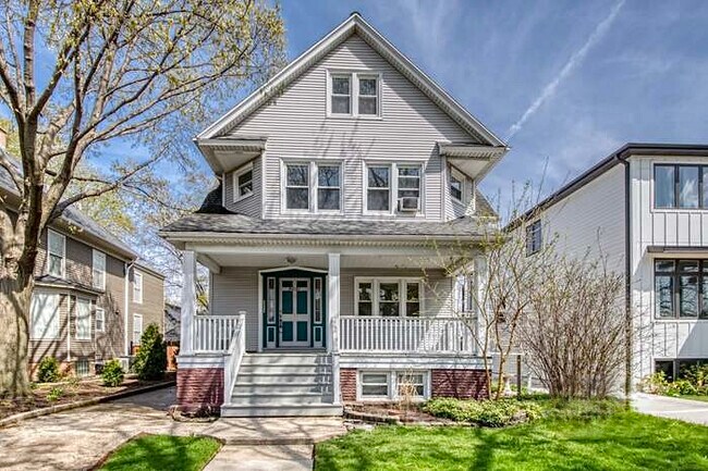 Welcome home! - 4031 N Lowell Ave
