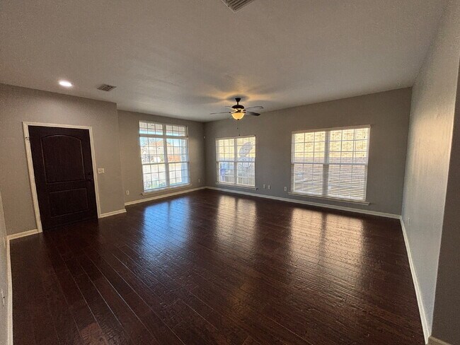 Foto del edificio - 241 Veritas Dr