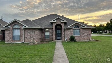 Building Photo - 1800 Avon Dr