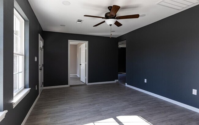 Building Photo - 9301 Lake Forest Blvd