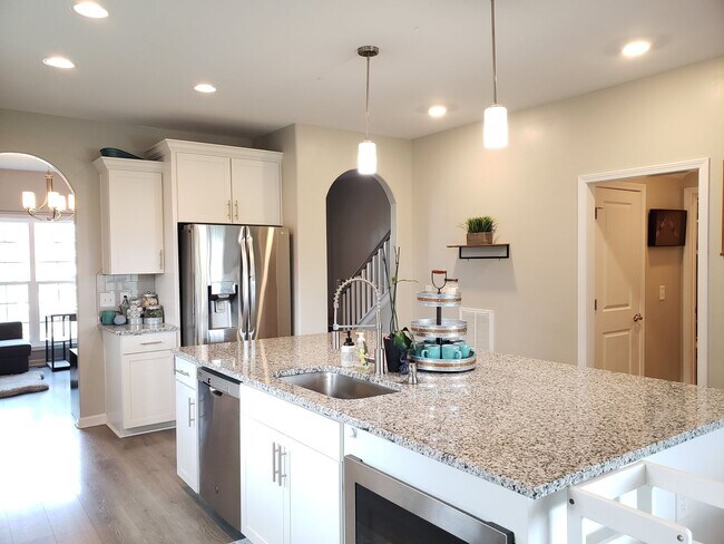 Foto del edificio - Near Exit 1! Close to I-24! HUGE Kitchen I...