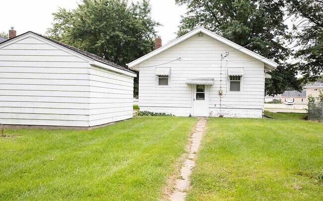 Building Photo - FOR RENT- 1016 W 7th St *PETS OK*